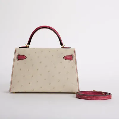 MINI KELLY II (20) OSTRICH LEATHER HORSESHOE STAMP (HSS) BI-COLOR PARCHEMIN & ROSE TYRIEN WITH GOLD HARDWARE (GHW) - 2