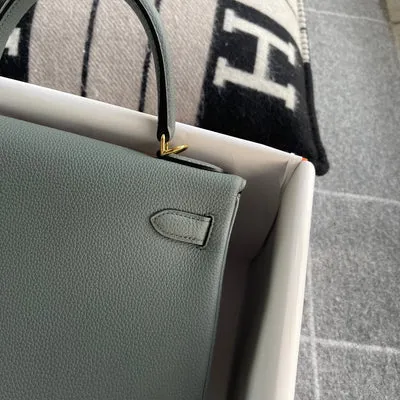 KELLY 28 TOGO LEATHER VERT AMANDE WITH GOLD HARDWARE (GHW) - 6