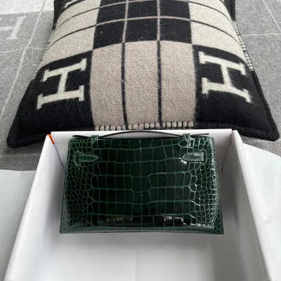KELLY POCHETTE SHINY (LISSE) MISSISSIPPIENSIS ALLIGATOR LEATHER VERT EMERAUDE (EMERALD) WITH GOLD HARDWARE (GHW) - 4