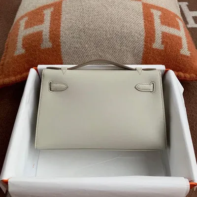 KELLY POCHETTE SWIFT LEATHER PEARL GREY WITH GOLD HARDWARE (GHW) - 2