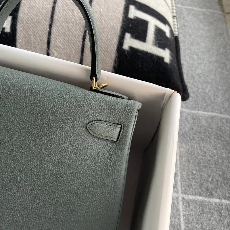 KELLY 28 TOGO LEATHER VERT AMANDE WITH GOLD HARDWARE (GHW) - 6